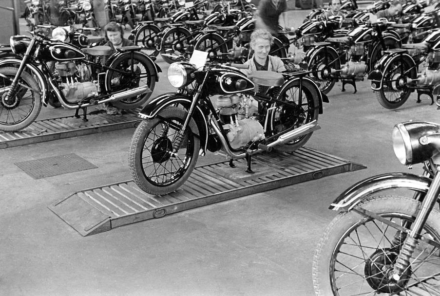 La divisione Bmw Motorrad ha contribuito alla nascita della fabbrica: le auto arriveranno nel 1929